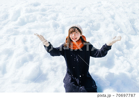 雪の上に座る女の子の写真素材