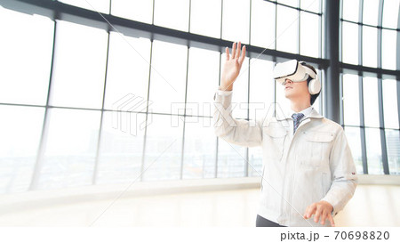 VRゴーグルをつけて動画を見る男性 VRゴーグルをつけて動画を見る男性 70698820