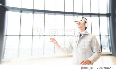 VRゴーグルをつけて動画を見る男性 70698821
