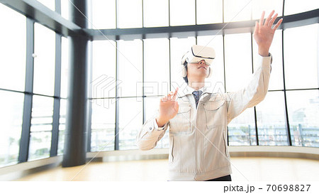 VRゴーグルをつけて動画を見る男性 VRゴーグルをつけて動画を見る男性 70698827