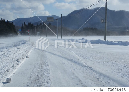 圧雪の道路　雪道 70698948