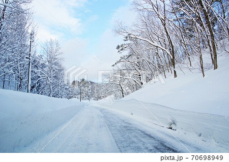 除雪された道路　山道 70698949