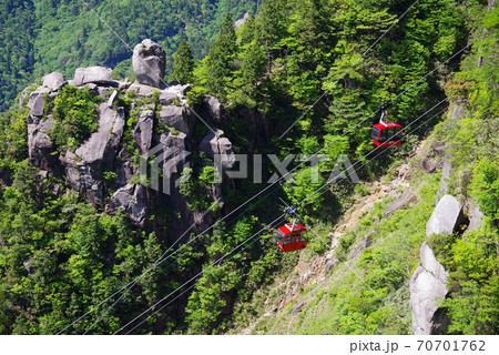 御在所岳山上の新緑風景(赤いゴンドラと大黒岩) 御在所岳山上の新緑風景(赤いゴンドラと大黒岩) 70701762