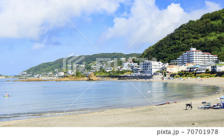 コロナ渦で閑散とした湘南三浦半島の海水浴場の夏の写真素材