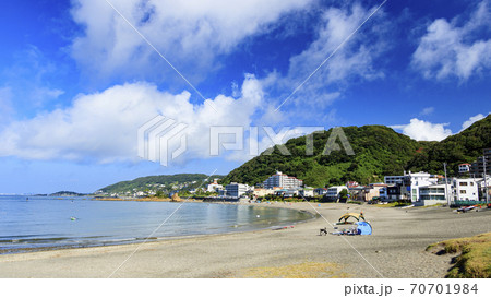 コロナ渦で閑散とした湘南三浦半島の海水浴場の夏の写真素材