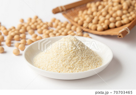 ヘルシーなおからパウダーと大豆の生豆　粉末状のおからパウダー 70703465