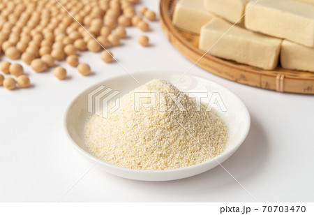 ヘルシーな大豆食品　おからパウダーと高野豆腐と大豆の生豆 70703470