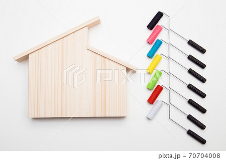 住宅の外壁塗装(住宅とカラフルな塗装ローラー) 70704008