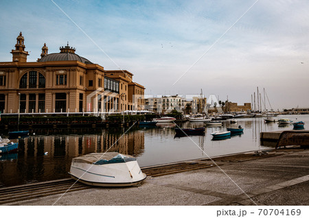 朝の散歩で見つけたイタリアの波止場 朝の散歩で見つけたイタリアの波止場 70704169