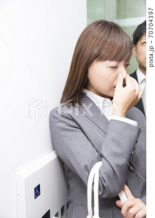 鼻を摘まむOL 70704397