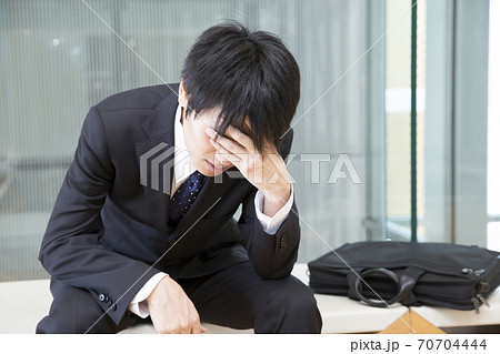 落ち込むビジネスマン 70704444