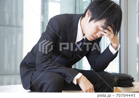 落ち込むビジネスマン 70704445