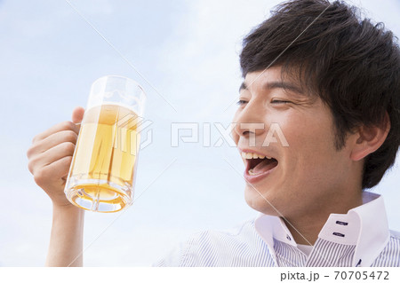 ビールを飲む男性 ビールを飲む男性 70705472