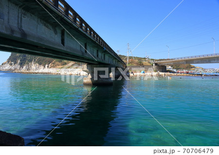 大月半島と柏島を繋ぐ橋　夏　（高知県　大月町） 70706479