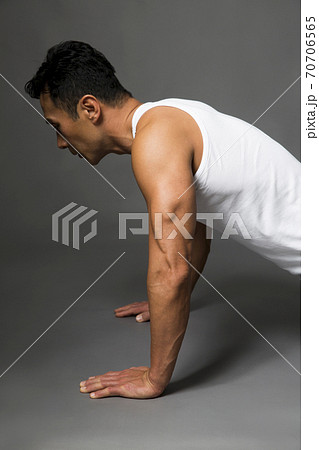 腕立て伏せをする男性 70706565