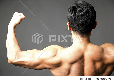 マッチョな男性 70706579