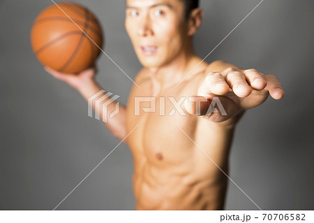 バスケットボールとマッチョな男性 70706582