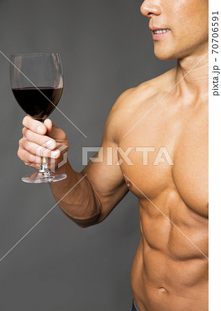 ワイングラスを持つマッチョな男性 70706591
