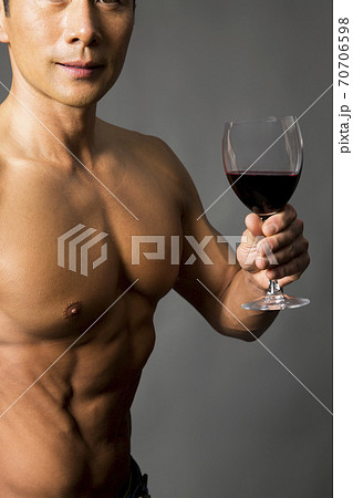 ワイングラスを持つマッチョな男性 70706598