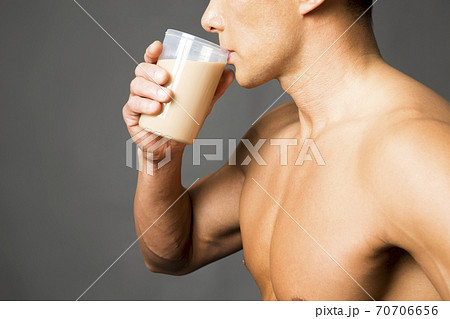 プロテインを飲む男性 70706656