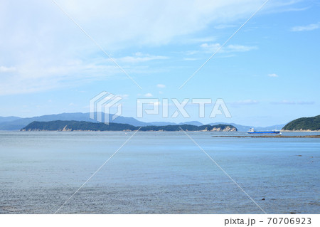 加太湾から中ノ瀬戸・友ヶ島を望む(後方が淡路島) 加太湾から中ノ瀬戸・友ヶ島を望む(後方が淡路島) 70706923