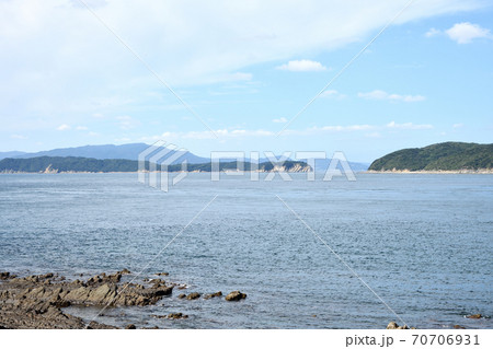 深山湾から中ノ瀬戸を間に友ヶ島と地ノ島を望む 70706931