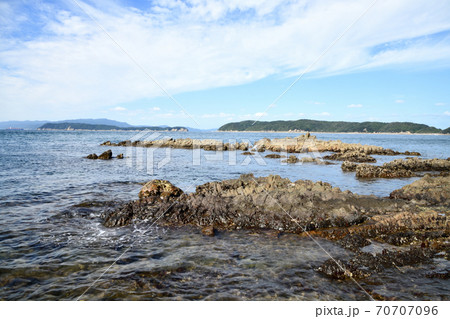 城ヶ崎海岸から中ノ瀬戸を間に友ヶ島と地ノ島を望む 城ヶ崎海岸から中ノ瀬戸を間に友ヶ島と地ノ島を望む 70707096