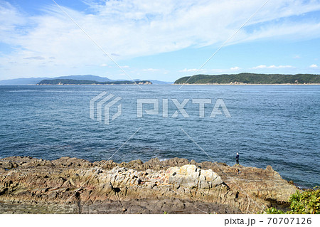 城ヶ崎海岸から中ノ瀬戸を間に友ヶ島と地ノ島を望む 70707126