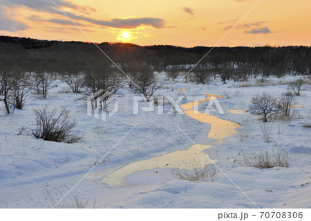冬の釧路湿原の夕日（北海道・鶴居村） 70708306
