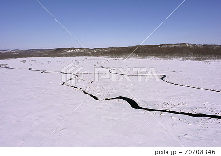 空から見る冬の釧路湿原(北海道・標茶町) 空から見る冬の釧路湿原(北海道・標茶町) 70708346