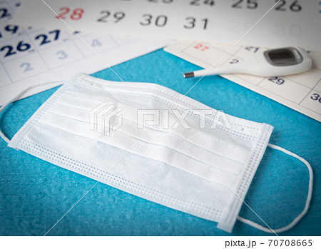 マスクで感染対策　インフルエンザ予防　新型コロナウイルス対策　同時流行　健康管理 70708665
