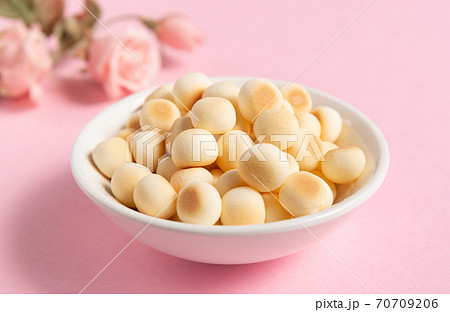 皿に盛られたボーロ お菓子 卵ボーロ 皿に盛られたボーロ お菓子 卵ボーロ 70709206