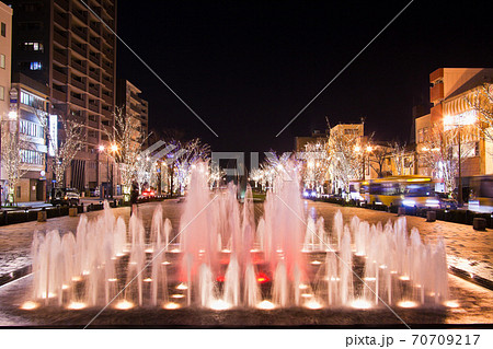 噴水のライトアップと街のイルミネーション 噴水のライトアップと街のイルミネーション 70709217