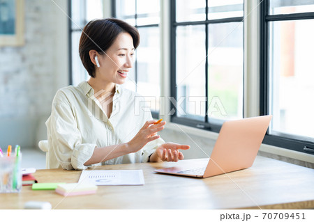 テレワークでweb会議をするミドルの女性 70709451