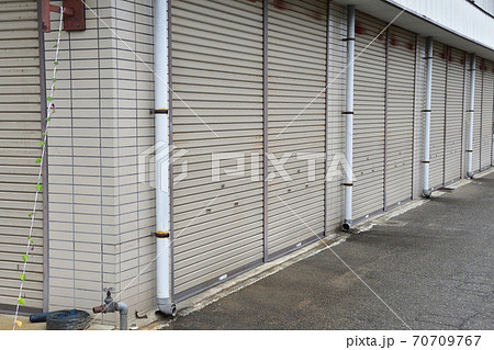 店舗のシャッター 70709767