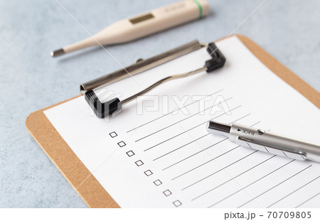 チェック用紙と体温計　健康管理とチェック表　問診票 70709805