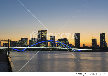 夜の築地大橋の風景 夜の築地大橋の風景 70710293