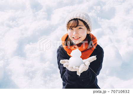 雪だるまと女の子 70710632