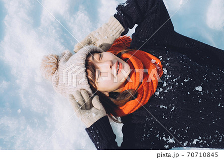 雪の上に寝転がる女の子 70710845