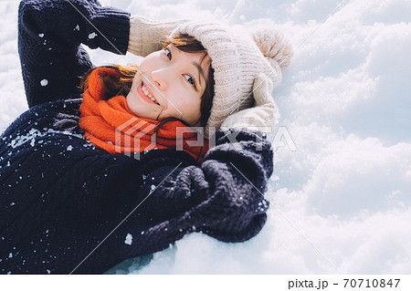 雪の上に寝転がる女の子 雪の上に寝転がる女の子 70710847