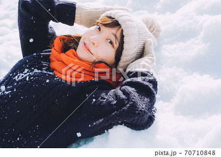 雪の上に寝転がる女の子 雪の上に寝転がる女の子 70710848