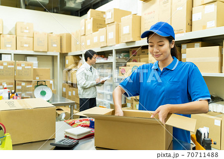 倉庫で梱包作業をする若い女性 70711488