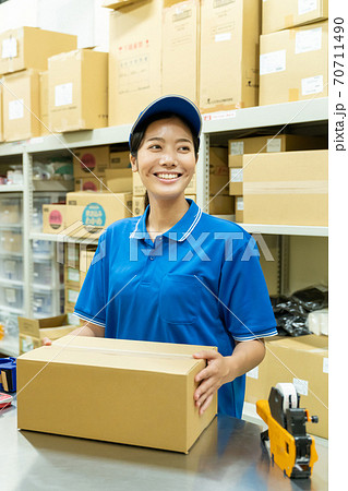 倉庫で梱包作業をする若い女性 倉庫で梱包作業をする若い女性 70711490