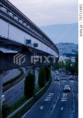 大阪府豊中市少路・夕暮れの府道2号大阪中央環状線 大阪府豊中市少路・夕暮れの府道2号大阪中央環状線 70711662