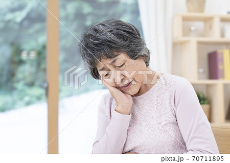 歯が痛いシニア女性 70711895