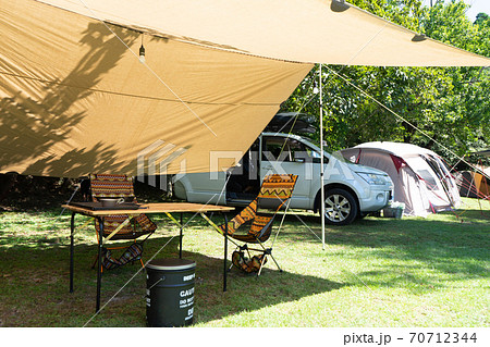 オートキャプ場でのファミリーキャンプレアウト オートキャプ場でのファミリーキャンプレアウト 70712344