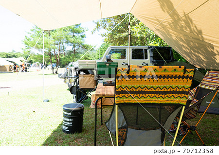 オートキャプ場でのファミリーキャンプレアウト オートキャプ場でのファミリーキャンプレアウト 70712358