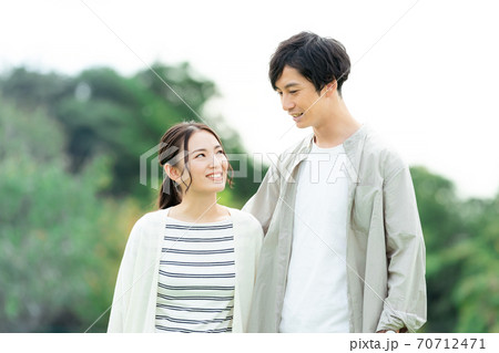 散歩をする若い男女 70712471