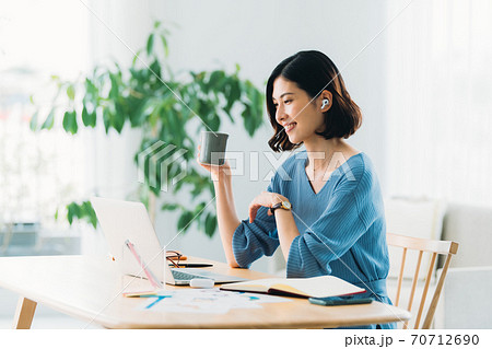 リモートワーク 70712690