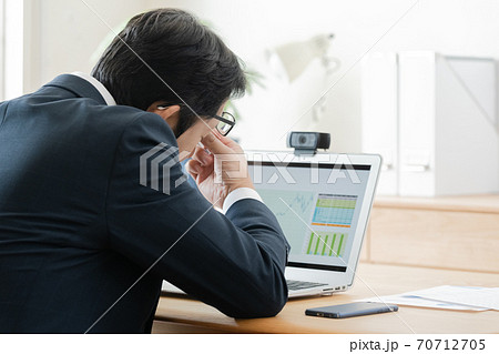 テレワークで疲れ目になるミドル男性 テレワークで疲れ目になるミドル男性 70712705
